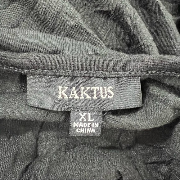 Kakus size XL black & red top - Picture 5 of 7